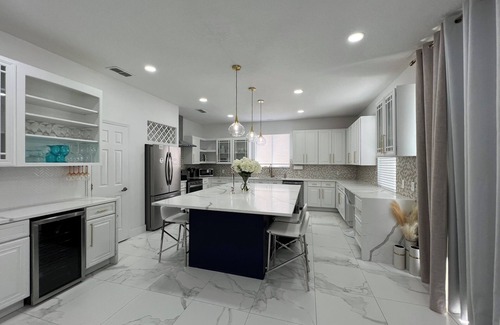 Windwood Bay House | LARGE 6-bedroom pool home 12mi from DISNEY