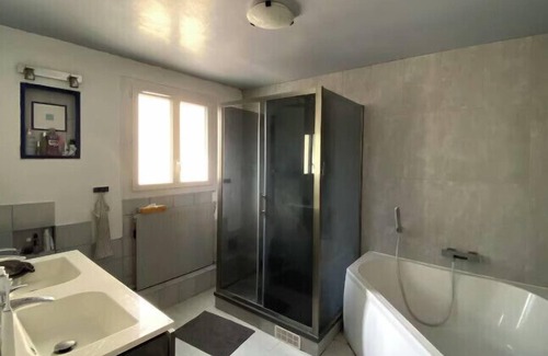 Noisy-le-Sec Apartment | Large accomodation near Paris next to Metro