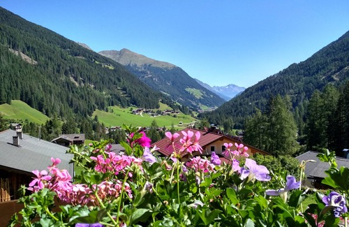 Sankt Jakob in Defereggen Apartment | Large apartment for family and friends with a mountain panorama, free WiFi