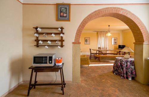 Asciano Apartment | Large apartment in Asciano, A/C, 2nd floor with private terrrace in the garden