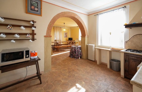 Asciano Apartment | Large apartment in Asciano, A/C, 2nd floor with private terrrace in the garden
