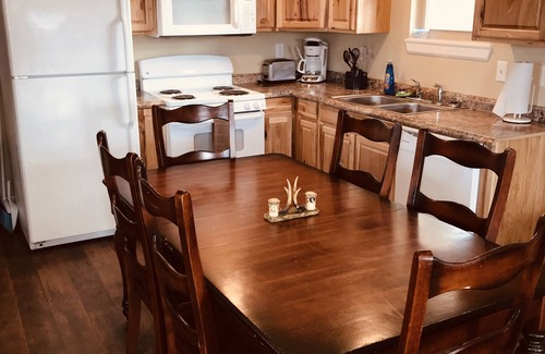 Waynesville Cabin | Large Beautiful Cabin Sleeps 12