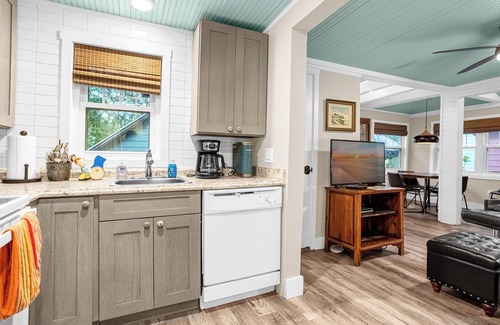 Delaney Park House | Large, beautiful, very comfortable one bedroom on small lake