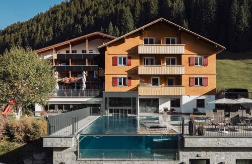 Damuels House | Large comfort double room with balcony - Hotel Restaurant Alpenblume