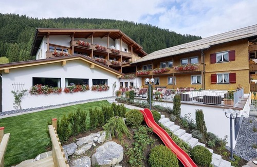 Damuels House | Large comfort double room with balcony - Hotel Restaurant Alpenblume