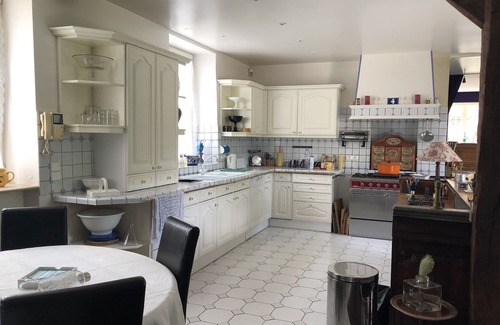 Echilleuses House | Large, cosy house -charm, comfort and swimming pool- 95 kms from Paris