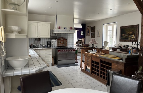 Echilleuses House | Large, cosy house -charm, comfort and swimming pool- 95 kms from Paris