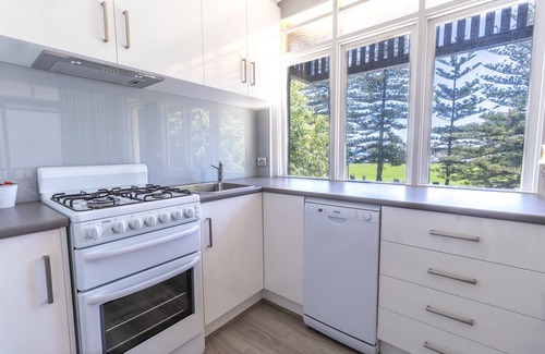 Glenelg Apartment | Large & Cosy | Park Views | Close to everything!