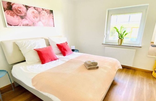 Lechhausen-Ost Apartment | ☆Large Double Apartment ☆ 3BR | Parking |10 Guests