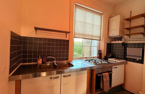 Ravenscourt Park Apartment | Large flat close to tube zone 2