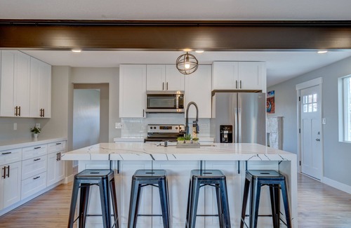 American Fork House | Large Group Getaway | Hot Tub, Games & Pickleball