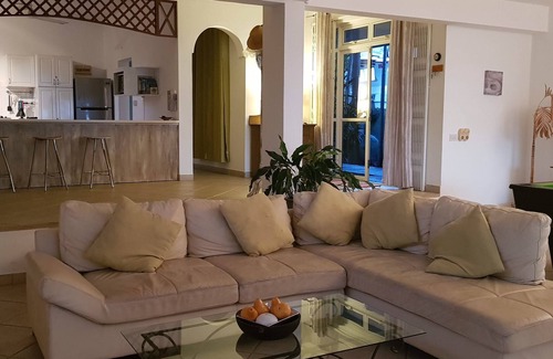 Morcellement Raffray House | Large holiday house on the waterfront