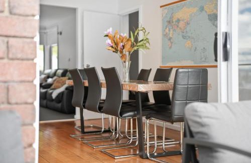 West Hobart House | Large house close to the city tranquil setting