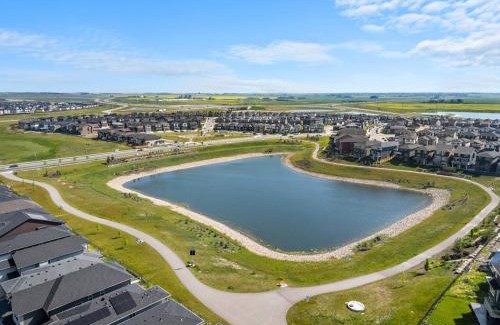 Calgary House | Large House Near Calgary Airport with Central AC, Double Car Garage Parking, Upgrade Stay, Netflix, Sleeps 8