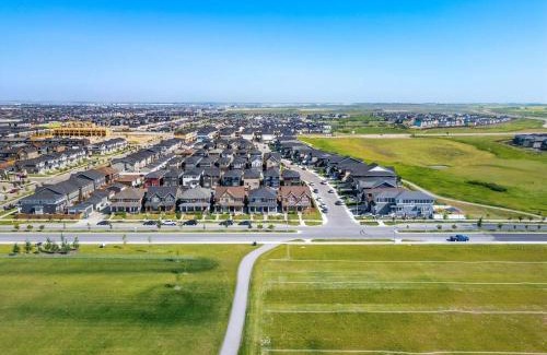 Calgary House | Large House Near Calgary Airport with Central AC, Double Car Garage Parking, Upgrade Stay, Netflix, Sleeps 8