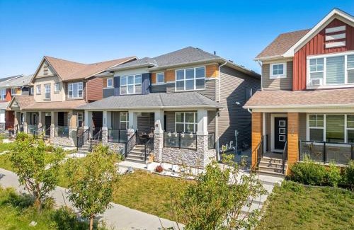 Calgary House | Large House Near Calgary Airport with Central AC, Double Car Garage Parking, Upgrade Stay, Netflix, Sleeps 8