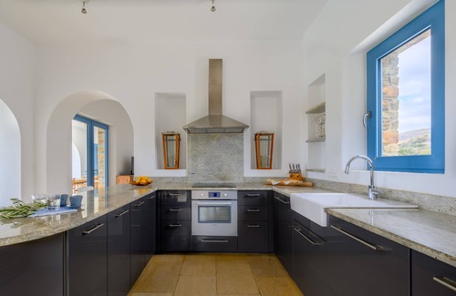 Gavrio Villa | Large house with swimming pool 100m from the beach