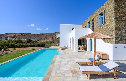Gavrio Villa | Large house with swimming pool 100m from the beach