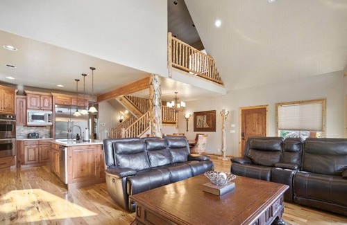 Duck Creek Village Cabin | Large Lodge Sleeps 14, Fire Pit, Views