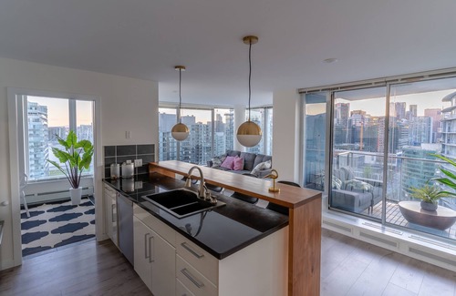 Central Condo | Large, modern 4 bedroom sub-penthouse with view, pool and parking