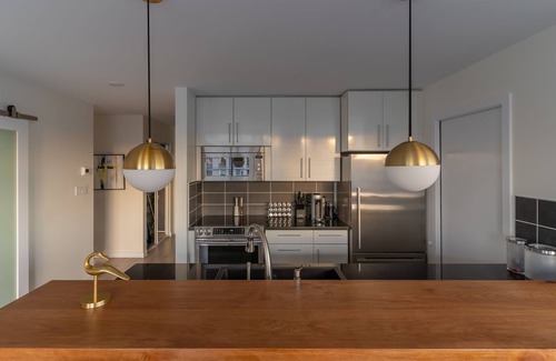 Central Condo | Large, modern 4 bedroom sub-penthouse with view, pool and parking