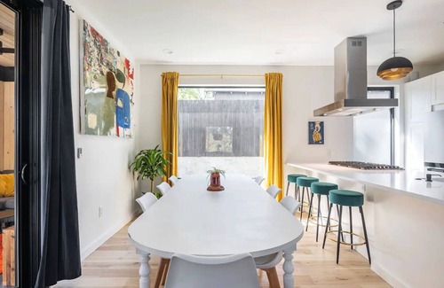 MLK House | Large Modern House in Hip EastATX w/Screen Porch, Private Yrd - 7 min to dwntwn