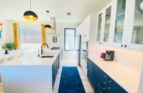 MLK House | Large Modern House in Hip EastATX w/Screen Porch, Private Yrd - 7 min to dwntwn