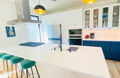 MLK House | Large Modern House in Hip EastATX w/Screen Porch, Private Yrd - 7 min to dwntwn