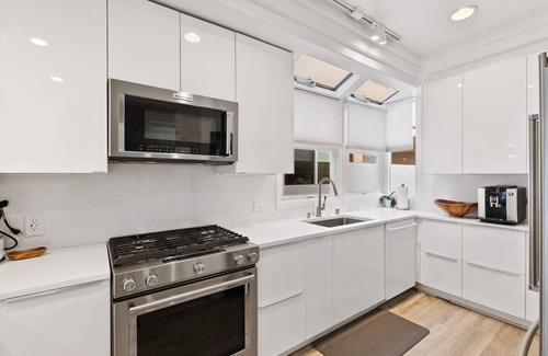 Balboa Island Apartment | Large, patio, grill, AC, dock, garage, linens