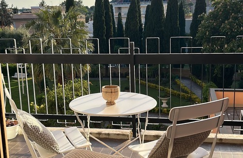 Aurelio House | Large Room with private bathroom and balcony on the green
