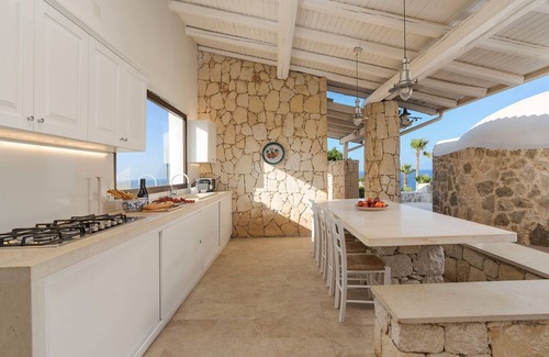 Syracuse Villa | Large Sicily villa w/pool near Syracuse and seaside with Air conditioning and Wi-Fi