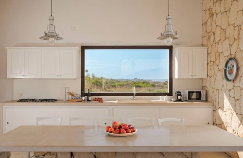 Syracuse Villa | Large Sicily villa w/pool near Syracuse and seaside with Air conditioning and Wi-Fi