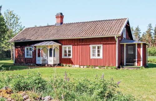 Algaras House | Large, spacious wooden house in a quiet location about 500 meters from Lake Sisjön.