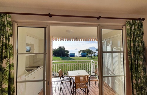 Gros Raisins Apartment | Large studio with sea view and direct access to the sea
