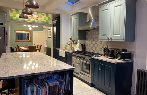 Walpole House | Large Victorian house, surrounded by parks, cafes, shops & accessible transport
