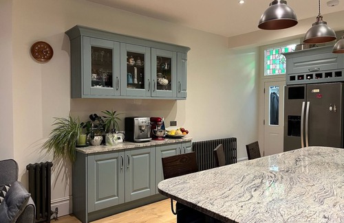 Walpole House | Large Victorian house, surrounded by parks, cafes, shops & accessible transport
