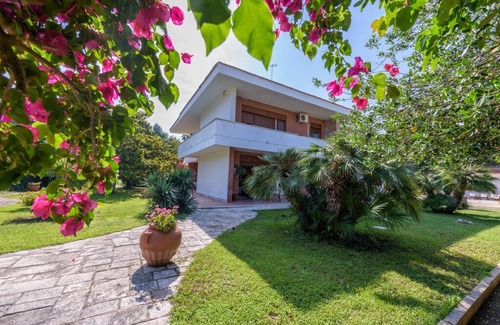 San Cataldo Villa | Large villa with swimming pool and private tennis near the sea