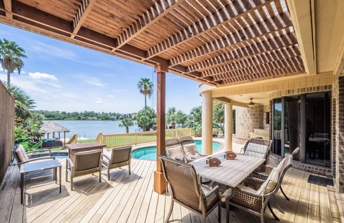 El Lago House | Large Waterfront in Clear Lake TX within 5 miles of NASA and Kemah Boardwalk