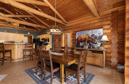 Big Sky Cabin | Last Minute Special! Cozy Log Cabin, Views, Hottub