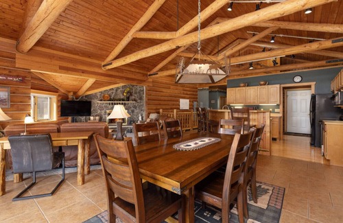 Big Sky Cabin | Last Minute Special! Cozy Log Cabin, Views, Hottub