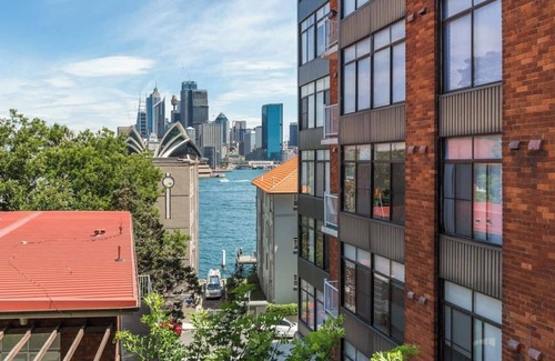 Kirribilli Apartment | 'Latitude' - Stunning Opera House Views, Designer 2 Bedroom Executive Apartment w/airconditioning