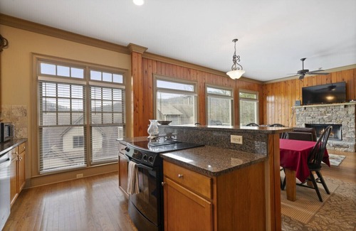 Big Canoe House | Laurel Ridge Den in Big Canoe with hot tub!