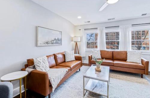 Germantown House | Lavish Flat w King Bed in near DT Food & Shops