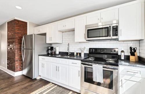 Germantown House | Lavish Flat w King Bed in near DT Food & Shops
