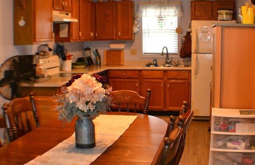 Charter Hills House | Lazy Bear Lodge: Charming Chalet