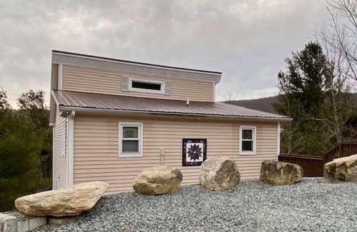 Charter Hills House | Lazy Bear Lodge: Charming Chalet