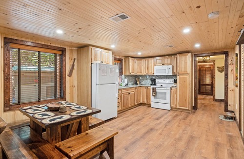 Gatlinburg - Pigeon Forge Cabin | Lazy Bear Valley is a rustic cabin retreat just minutes from Gatlinburg!