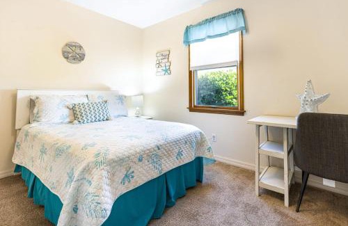 Lochmoor Waterway Estates House | Lazy Palm Retreat Heated Pool Jacuzzi Gulf Canal