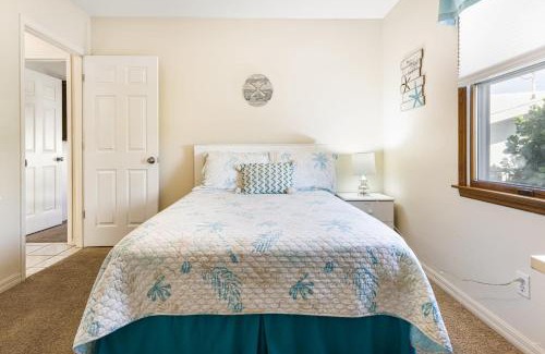 Lochmoor Waterway Estates House | Lazy Palm Retreat Heated Pool Jacuzzi Gulf Canal