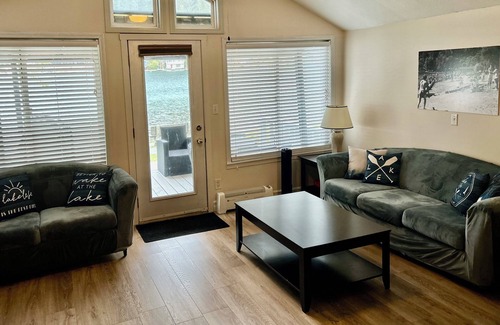 Cultus Lake Cottage | Lazy Views LAKE FRONT Cabin - Permit #22-107-039